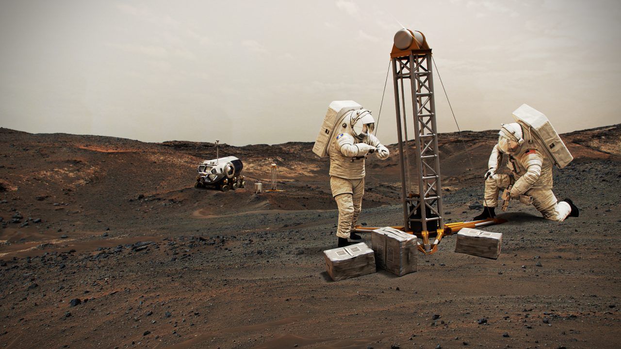 Der Staub auf dem Mars, ist zwar nicht so scharfkantig wie der auf dem Mond. Dafür ist er vermutlich giftig. Außerdem müssen die Ingenieure die harte Strahlung auf dem Mars in den Griff bekommen. Alles Punkte auf der Checkliste, wenn sie einen Raumanzug für den Mars konstruieren.