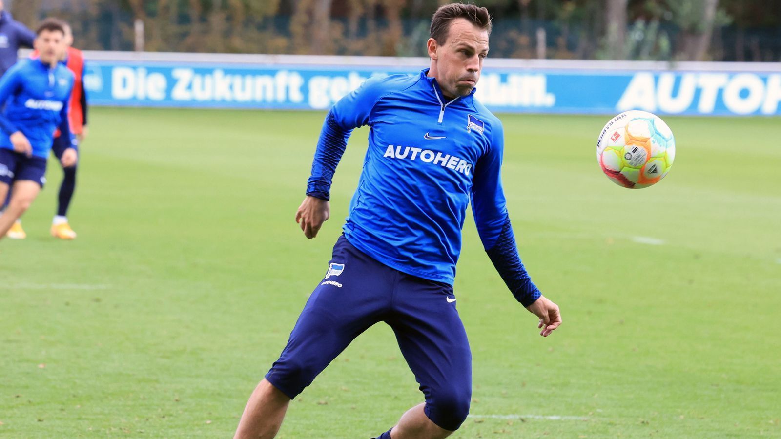 
                <strong>Vladimir Darida (Abgang Hertha BSC)</strong><br>
                Nach siebeneinhalb Jahren endet die Ära von Vladimir Darida mit Anfang 2023 bei Hertha BSC. Der Mittelfeldspieler, der zuletzt keine Rolle mehr im Team von Coach Sandro Schwarz spielte, wechselt nach Griechenland zu Aris Saloniki. In der Bundesliga-Saison 2022/23 kam der Tscheche nur noch zu drei Kurzeinsätzen für die Berliner (insgesamt 29 Minuten). 
              