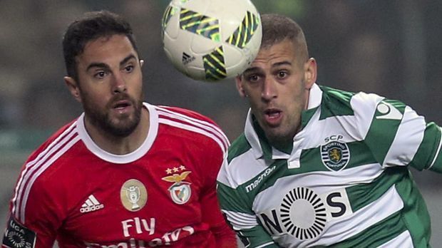 
                <strong>Portugal</strong><br>
                Portugal: Vier Spieltage vor dem Saisonende ist in Portugal auch noch nicht absehbar, wer sich zum Meister kürt. Die Hauptstadtklubs Benfica und Sporting Lissabon trennen nur zwei Punkte. Derzeit hat Benfica einen leichten Vorteil gegenüber dem Stadtrivalen. Der Tabellenführer baut im Endspurt weiterhin auf die Treffsicherheit von Angreifer Jonas, der bislang schon 31 Mal traf. Sporting hofft hingegen weiterhin auf Tore des Algeriers Islam Slimani (re.). Er schlug bereits 24 Mal zu.
              