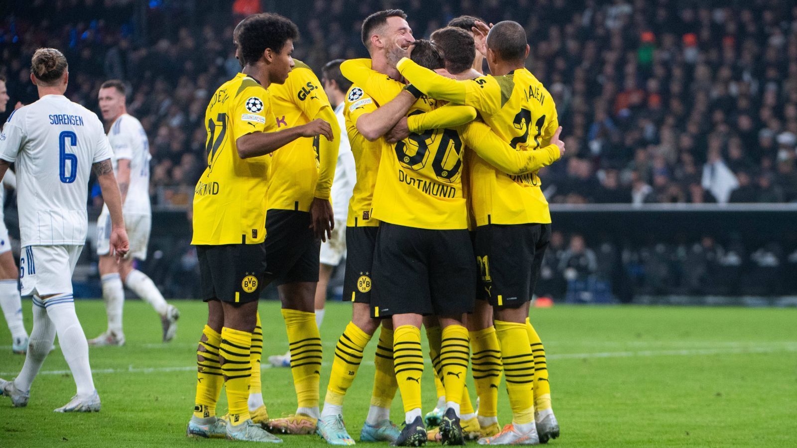 
                <strong>Platz 10: Borussia Dortmund (Deutschland)</strong><br>
                Entgegen der wilden und leistungsmäßig wenig zufriedenstellenden Bundesliga-Saison lief die Champions-League-Kampagne von Borussia Dortmund mehr als zufriedenstellend. Einem starken 3:0 gegen den FC Kopenhagen folgte ein unglückliches 1:2 bei Manchester City, darauf ein sattes 4:1 beim FC Sevilla. Als die Ersten nach dem 1:1 gegen Sevilla im Rückspiel schon Sorgen hatten, der BVB würde es noch aus der Hand geben, folgte beim 0:0 gegen City eine erneut starke Leistung, bei der sogar ein Sieg nicht unverdient gewesen wäre. Dass der BVB im letzten Gruppenspiel mit einer besseren B-Elf nur 1:1 in Kopenhagen spielte - geschenkt. Dortmund kann, das haben sie bewiesen, jeden Klub ärgern.
              