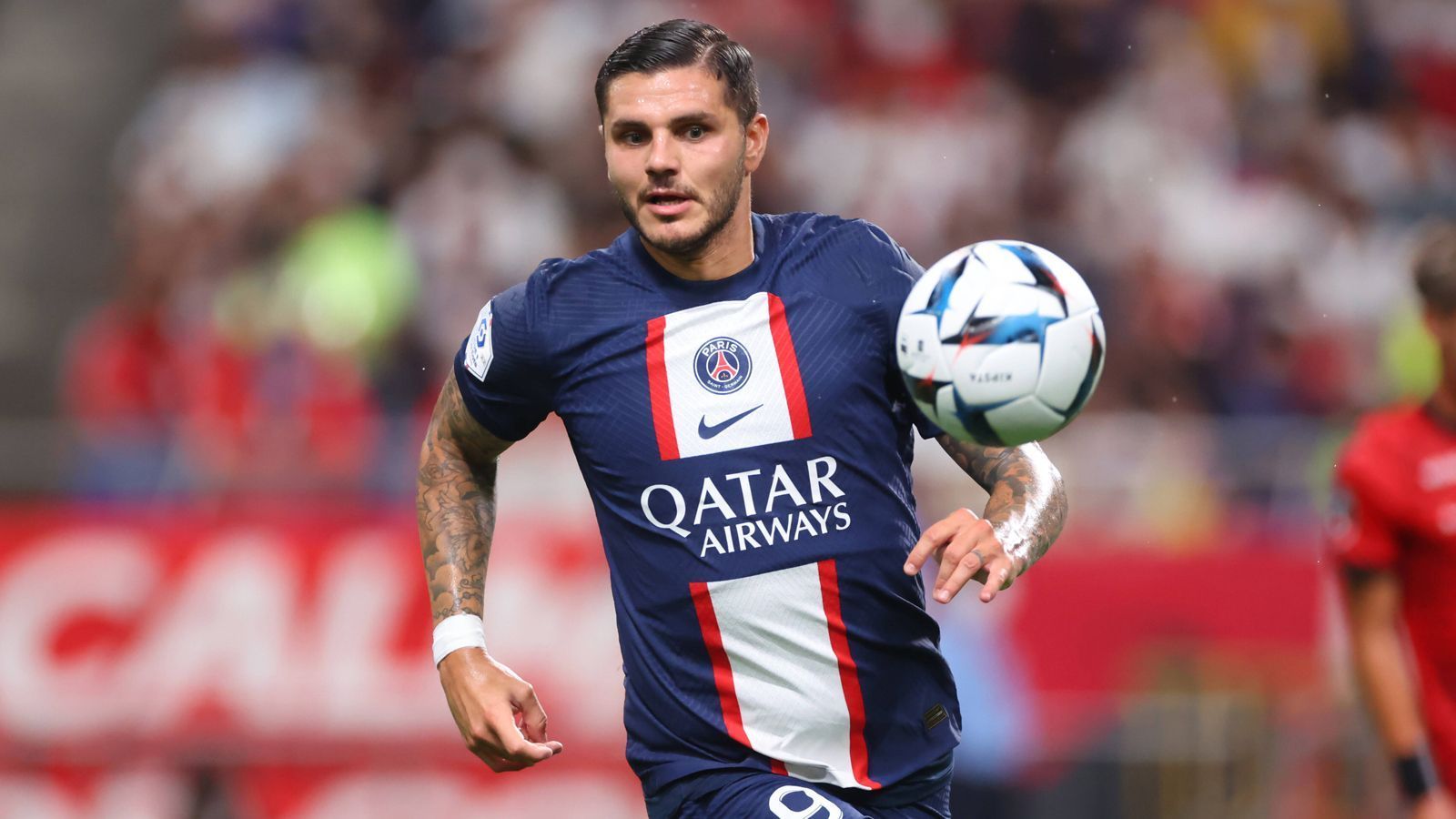 
                <strong>Mauro Icardi (Paris Saint-Germain)</strong><br>
                "Sky" hatte zuletzt den Namen Mauro Icardi mit dem BVB in Verbindung gebracht. Allerdings wäre ein Transfer des Argentiniers eine kostspielige Angelegenheit. Zwar steht Icardi bei PSG auf der Streichliste, doch die Borussia müsste dessen üppiges Gehalt bezahlen. Fraglich, ob eine Verpflichtung des 29-Jährigen aus finanzieller Sicht überhaupt machbar wäre.
              