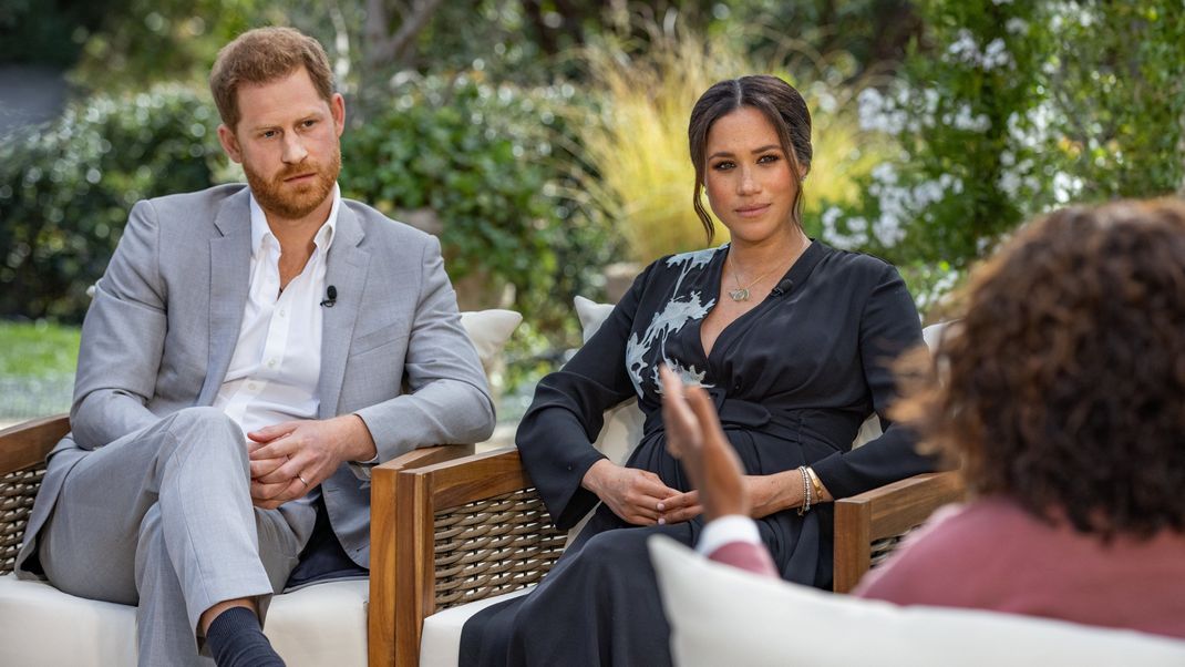 Archivaufnahme, 16. Februar 2021, USA: Moderatorin Oprah Winfrey (r.) interviewt Prinz Harry und dessen Ehefrau Herzogin Meghan.