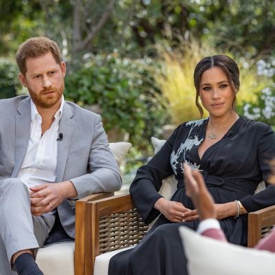 Archivaufnahme, 16. Februar 2021, USA: Moderatorin Oprah Winfrey (rechts) interviewt Prinz Harry und dessen Ehefrau Herzogin Meghan. 