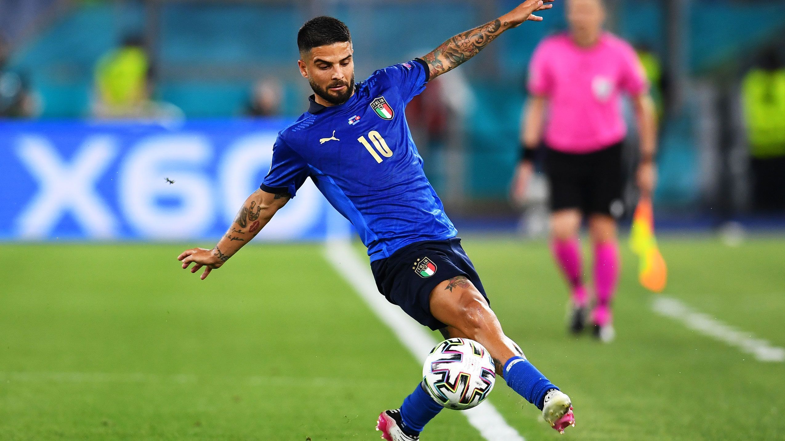 
                <strong>Lorenzo Insigne</strong><br>
                Gleich zu Spielbeginn gelingt ihm ein ansehnlicher Heber auf Immobile, der ohne Torerfolg bleibt. Mit Spinazzola beeindruckt er auf der linken Außenbahn, läuft an der Linie hoch und runter und kreiert Torgefahr. Er ist präsent, immer wieder am Ball, versucht sich in Distanzschüssen, schießt Ecken, ist auch bei Nachschüssen präsent. Überall auf dem Platz zu finden. Wird Mitte der zweiten Hälfte in den wohlverdienten Feierabend geschickt. ran-Note: 2
              