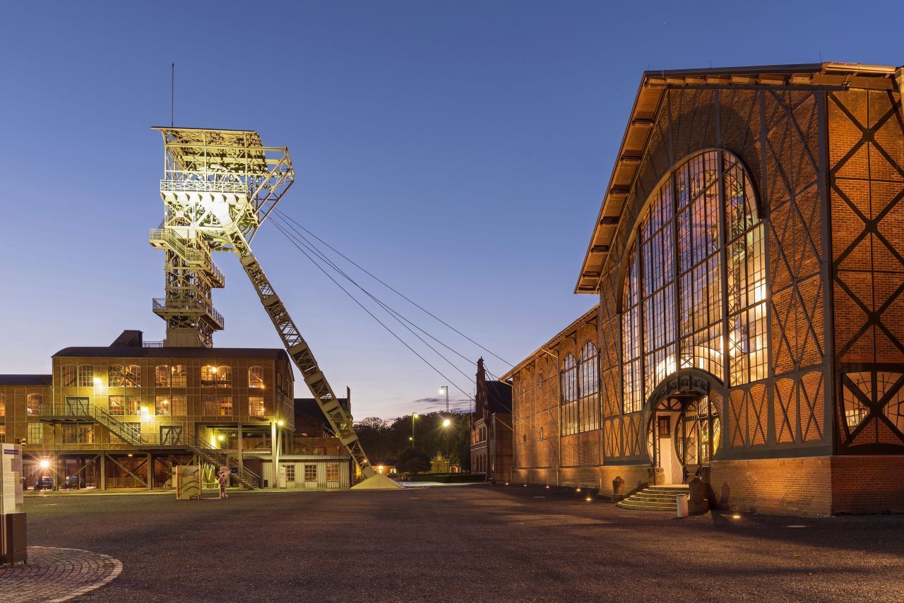 Zeche Zollverein Essen: Er wird auch der "Eiffelturm des Ruhrgebiets" genannt und gehört heute zum UNESCO-Weltkulturerbe. Sie ist auch bekannt als die "schönste Zeche der Welt", ehemals größte und leistungsstärkste Steinkohlezeche der Welt. Hier wurden einst bis zu 12000 Tonnen Kohle am Tag gefördert.