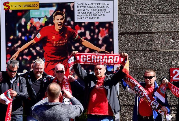 
                <strong>Steven Gerrard - Abschied vom FC Liverpool</strong><br>
                Die ganze Stadt steht Kopf: Schon lange vor dem Anpfiff bestimmt Steven Gerrard das Stadtbild von Liverpool.
              