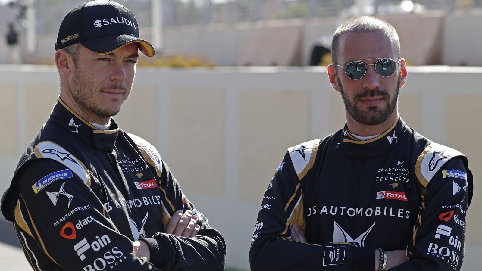 
                <strong>Bearbeitete Gurte</strong><br>
                2017/18 bearbeitete das Techeetah-Team die Gurtsysteme in den Autos von Jean-Eric Vergne und Andre Lotterer. Hintergrund war die damals weggefallene Mindestzeit beim Boxenstopp, wodurch die Möglichkeit bestand, beim Anschnallen Zeit zu gewinnen. Techeetah nutzte eine Grauzone im Reglement, nach dem Doppelsieg musste das Team deshalb um den Erfolg zittern, ehe es dann statt einer Disqualifikation "nur" eine Geldstrafe in Höhe von 30.000 Euro gab. 
              