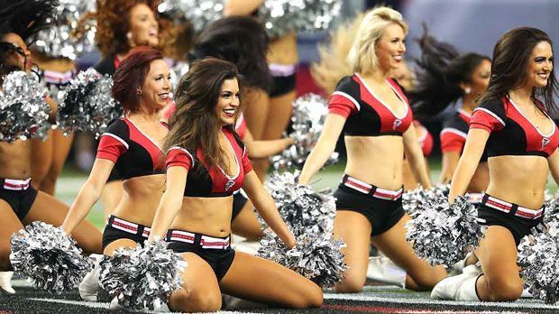 
                <strong>Heiße Einblicke - die Cheerleader der NFL</strong><br>
                Und alle auf die Knie: Die Cheerleaders der Atlanta Falcons präsentieren den begeisteren Zuschauern ihre Performance
              