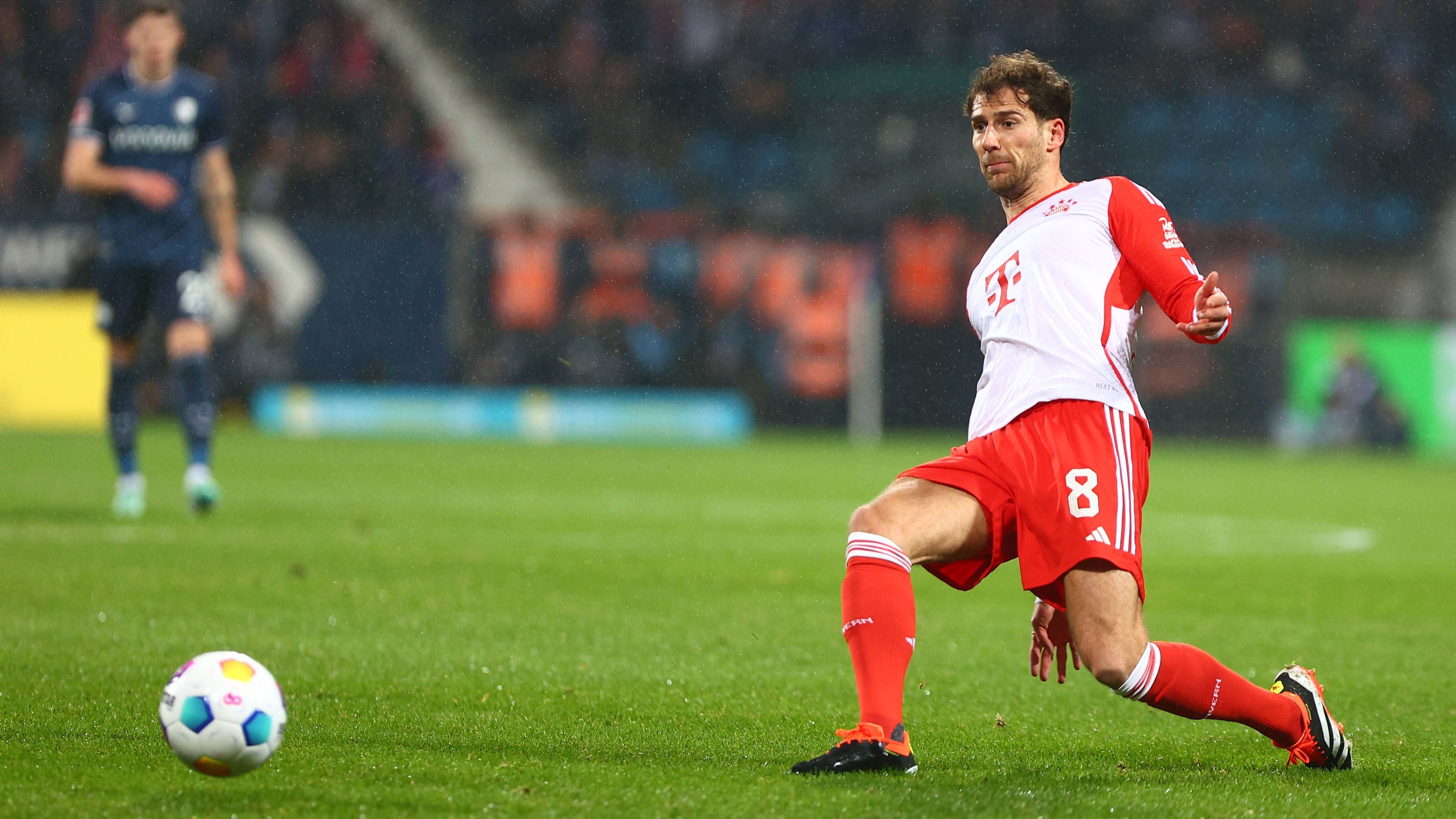 <strong>Leon Goretzka</strong><br>Ist kaum zu sehen und quasi kein Faktor. Trabt überwiegend über den Platz, bringt sich kaum ein, wirkt wie ein Fremdkörper. Gelb fürs Protestieren spricht Bände. <strong><em>ran</em>-Note: 5</strong>