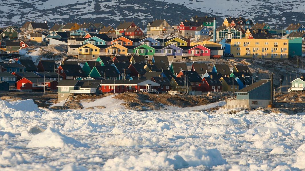 Wissenschaftler:innen sind in Sorge: Grönlands Landmasse hebt sich schneller aus dem Meer als bislang.