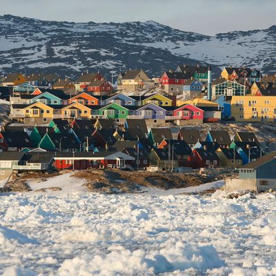 Das Eis schmilzt - die Landmasse Grönlands erhebt sich.