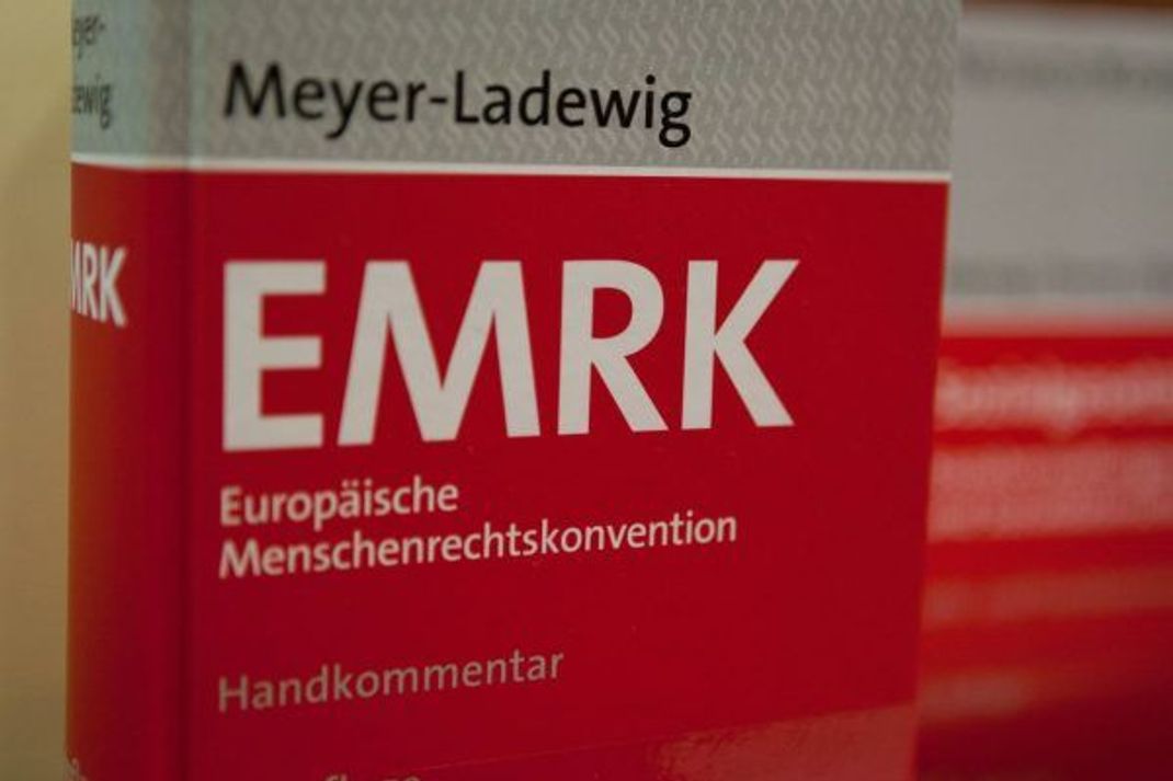 1953 entsteht mit der Europäischen Konvention zum Schutz der Menschenrechte und Grundfreiheiten zudem das wichtig­ste völkerrechtliche Übereinkom­men in Europa.