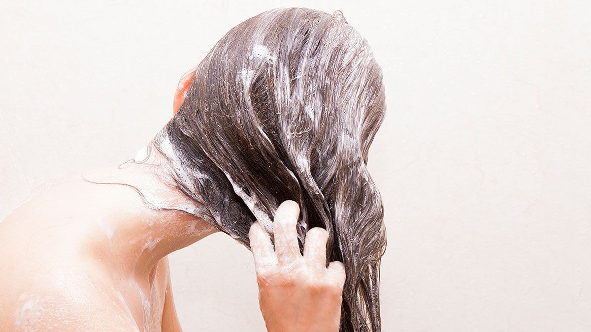 Unsere Beauty-Hacks zum Haare waschen mit festem Shampoo, findet ihr im Beauty-Artikel – informiert euch jetzt und findet euren eco Shampoo-Favoriten!