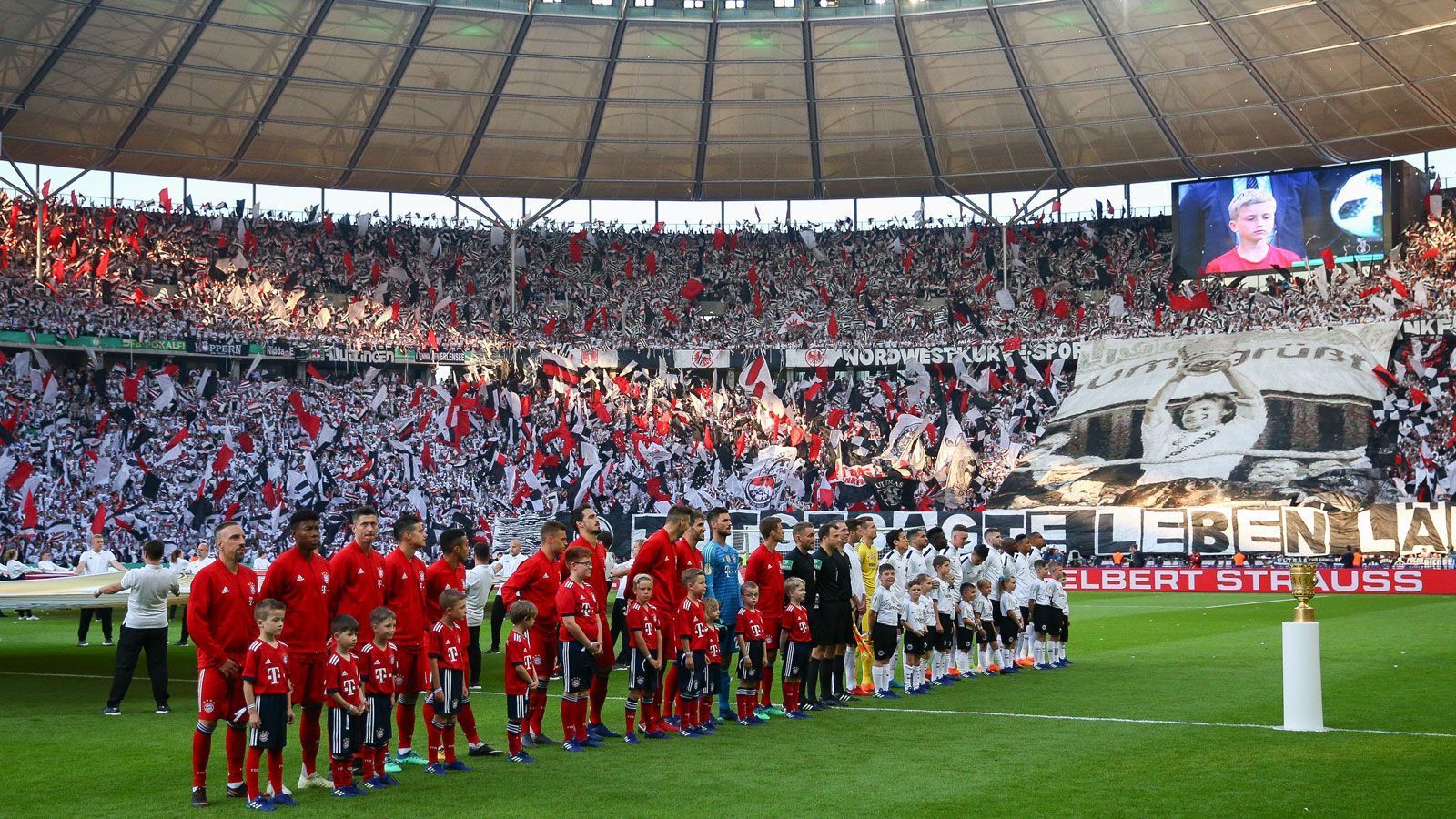 
                <strong>17. August DFB Pokal 1. Runde</strong><br>
                Ganz Fußball-Deutschland ist auf den 17. August gespannt. Dann geht die Saison mit der ersten Runde des DFB-Pokals los.  
              