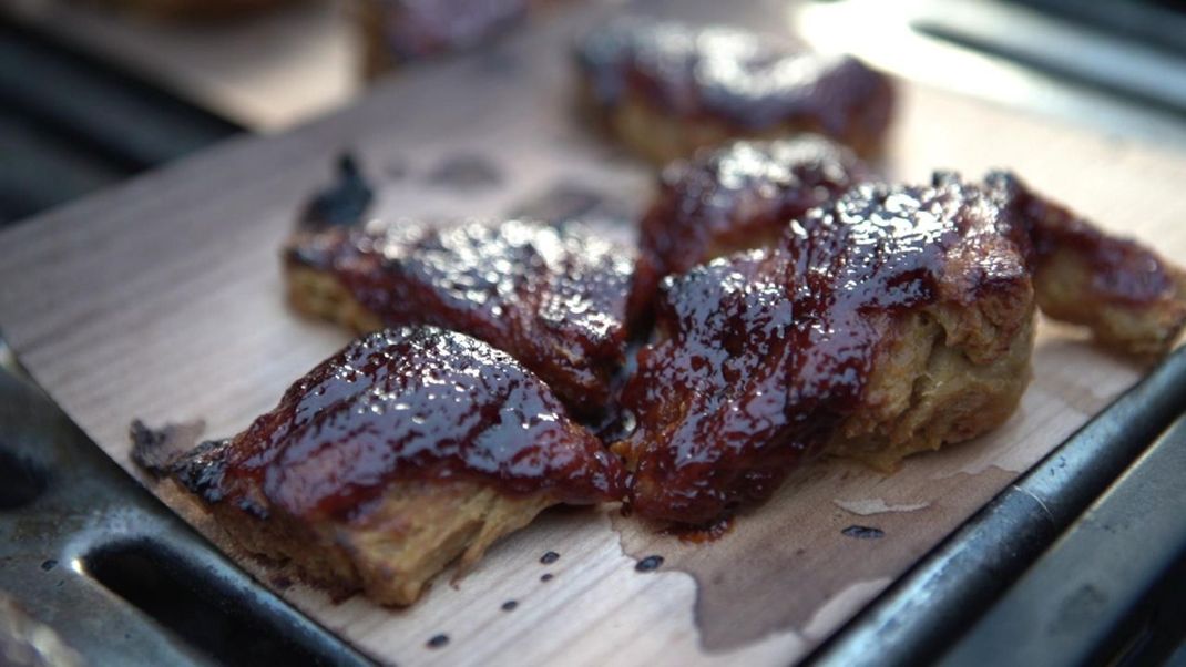 Vegane Rippchen aus Seitan landen bei unserem ausgefallenen  Weihnachtsmenü auf dem Grill. 