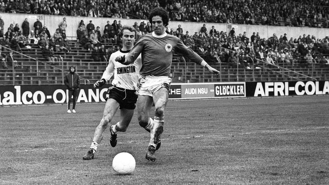 Bernd Hölzenbein (Eintracht Frankfurt, li.) gegen Klaus Franke (VfL Bochum)