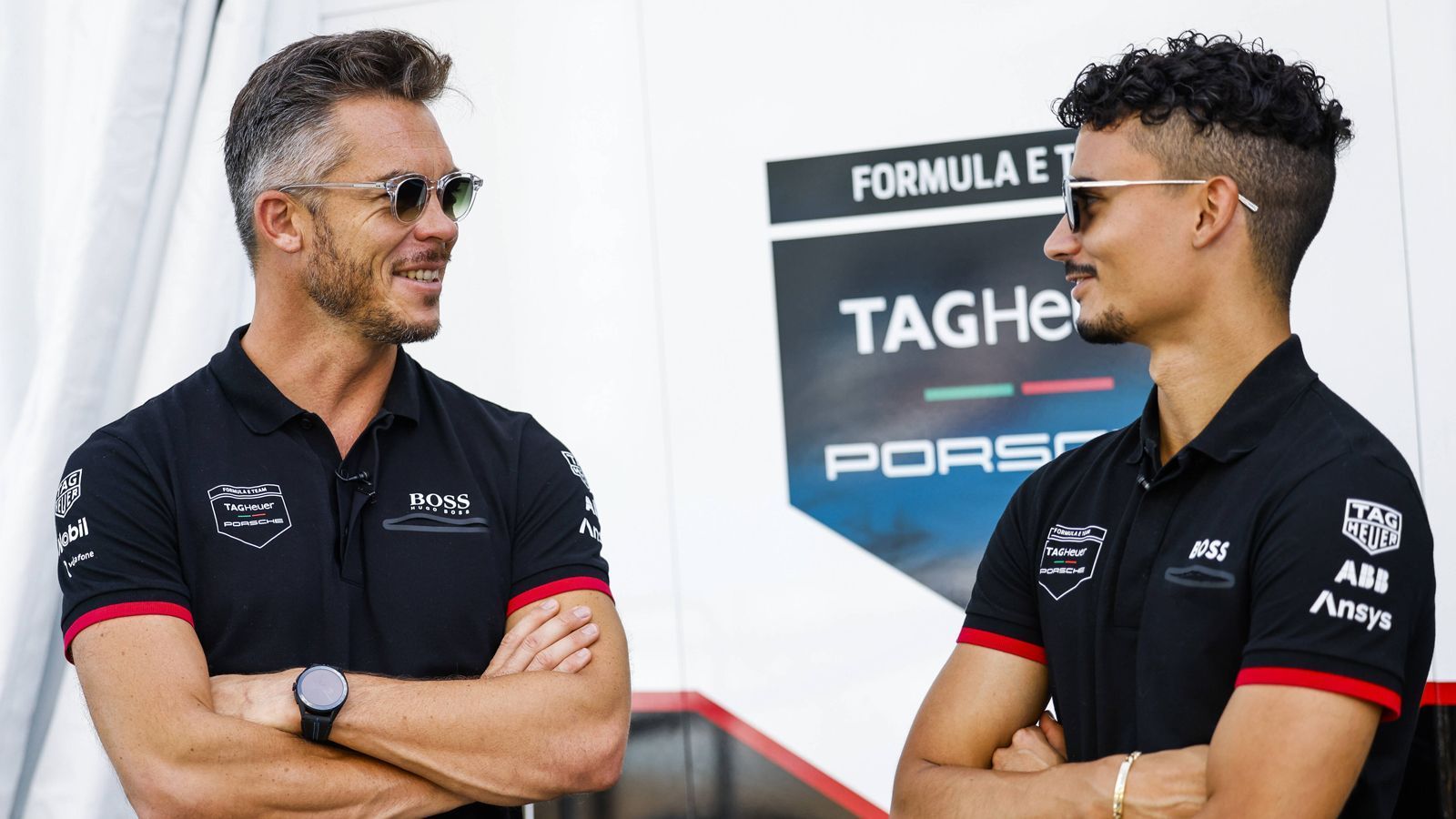 
                <strong>Verlierer: Porsche</strong><br>
                Der Jubel in Mexiko war groß, als Pascal Wehrlein mit seinem ersten Sieg in der Formel E auch Porsche den ersten Sieg in der Elektro-Rennserie bescherte. Doch sonst war es für den deutschen Autobauer und die Ansprüche zu wenig: In der Fahrerwertung wurde Pascal Wehrlein mit 71 Punkten Zehnter, Andre Lotterer mit 63 Punkten Zwölfter. In der Teamwertung belegte Porsche mit 134 Punkten den siebten Platz. Enttäuschend. "Insgesamt gesehen war es eine sehr wechselhafte Saison für uns. Unser Ziel im nächsten Jahr muss sein, konstant um Siege zu fahren und uns damit in die Position zu bringen, um den Weltmeistertitel zu kämpfen", sagte Florian Modlinger, Gesamtprojektleiter Formel E bei Porsche.
              