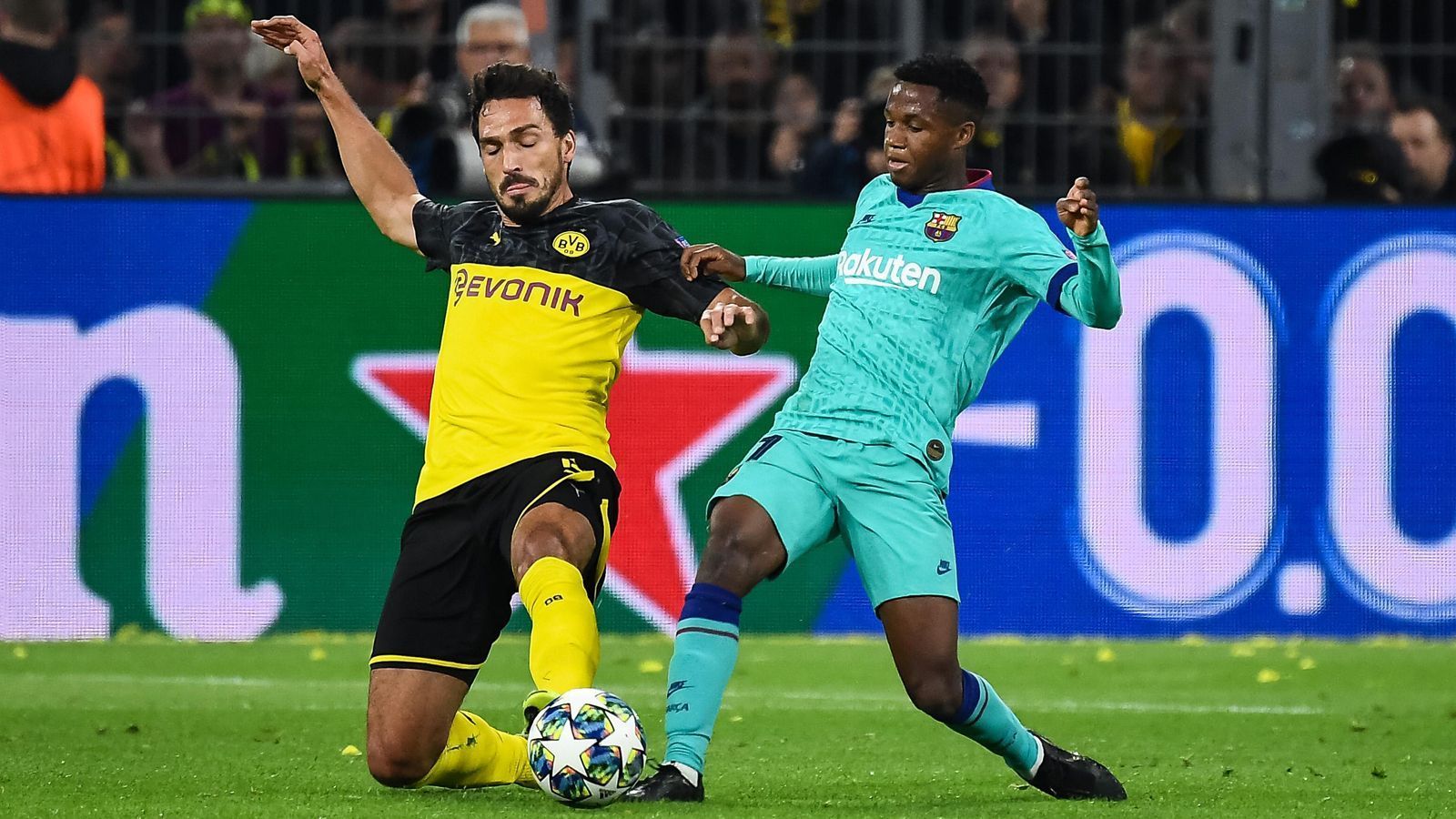 
                <strong>Mats Hummels (Borussia Dortmund)</strong><br>
                Starke erste Halbzeit des Routiniers. Aufmerksam und fehlerfrei in der Defensive, dort immer auf der Höhe, ist der Fels in der Brandung. Dabei auch am Spielaufbau beteiligt. Auch nach dem Seitenwechsel mit einer sehr souveränen Leistung, der beste Dortmunder. ran-Note: 1
              