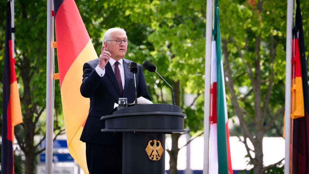 Bundespräsident Frank-Walter Steinmeier spricht beim Staatsakt zu "75 Jahre Grundgesetz" auf dem Forum zwischen Bundestag und Bundeskanzleramt.