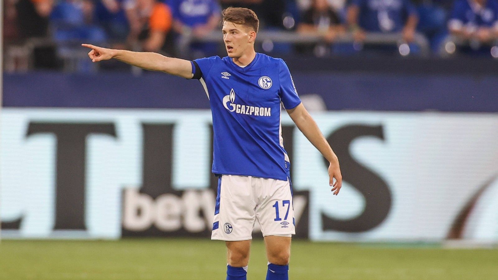 
                <strong>Florian Flick (FC Schalke 04)</strong><br>
                Der 21-Jährige aus der Knappenschmiede hat einen eher durchwachsenen Saisonauftakt. Zunächst begeht Flick in der 27. Minute das ungeschickte Foul im Strafraum gegen Kinsombi, welches dem HSV die Topchance auf den Ausgleich bringt. In weiterer Folge fällt der Defensivmann auch immer wieder durch Fouls auf, sieht kurz vor der Pause zudem Gelb. Nach 55. Minuten nimmt Trainer Grammozis das Talent vom Feld. ran-Note: 4
              