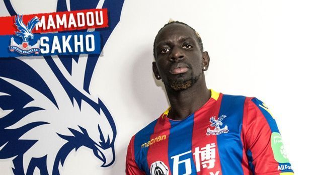 
                <strong>Mamadou Sakho (von Liverpool zu Crystal Palace)</strong><br>
                Und noch ein Abgang bei Liverpool - dieses Mal endgültig. Für Mamadou Sakho gibt es keine Zukunft bei den "Reds". Deshalb war der französische Innenverteidiger schon in der Vorsaison an Crystal Palace verliehen. Nun kauften ihn die Londoner für kolportierte 28 Millionen Euro. Zwischen Klopp und dem 27-Jährigen hatte es schon relativ früh atmosphärische Störungen gegeben. Der deutsche Trainer schickte ihn im Sommer 2016 wegen angeblicher Disziplinlosigkeiten während einer USA-Tour vorzeitig nach Hause. Anschließend spielte Sakho keine Rolle mehr unter "Kloppo" und wechselte auf Leihbasis zu Crystal Palace.
              