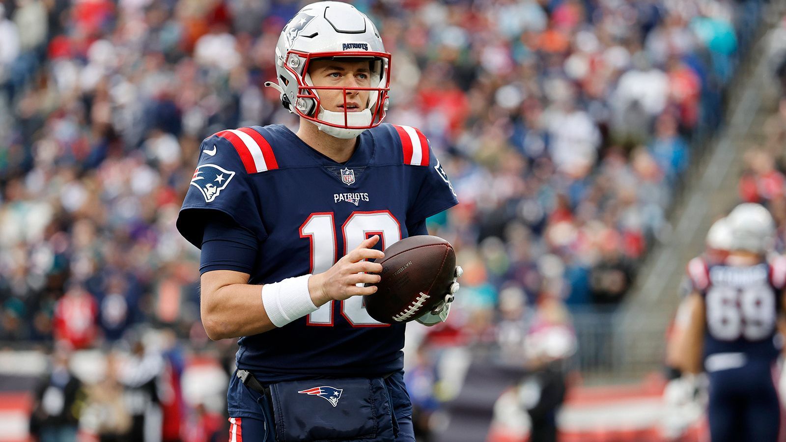 
                <strong>New England Patriots</strong><br>
                &#x2022; <strong>Name:</strong> Mac Jones<br>&#x2022; <strong>Position:</strong> Quarterback<br>&#x2022; <strong>Stats 2022:</strong> 2.997 Passing Yards, 14 Touchdowns, elf Interceptions<br>
              