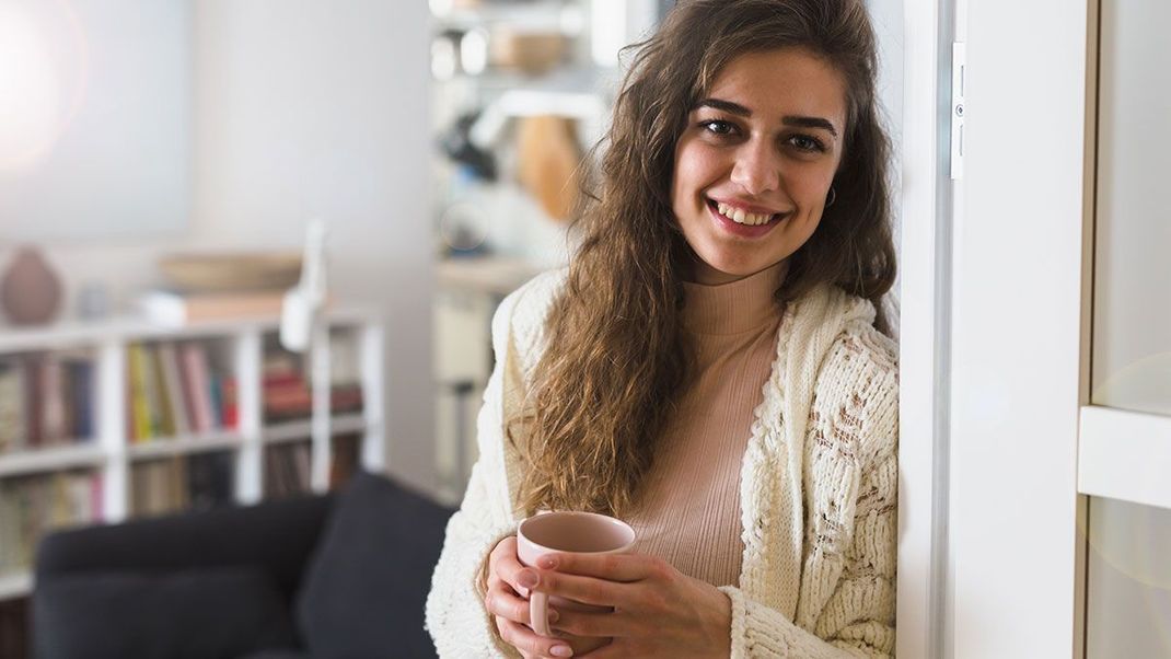 Weiche Haut, schöne Fingernägel und auch effektiv gegen dunkle Augenringe – Vaseline gilt als Beauty-Wundermittel.