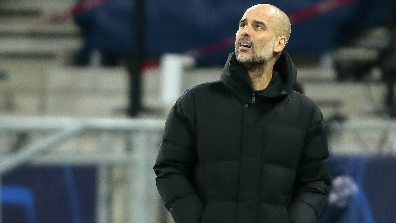 
                <strong>WM-Chaos: Pep Guardiola</strong><br>
                Nicht nur in der Bundesliga herrscht Chaos, auch die anderen europäischen Topligen stehen beim kommenden Länderspielfenster vor besonderen Herausforderungen. "Es macht keinen Sinn, zur Nationalmannschaft zu reisen und dann zehn Tage in Quarantäne zu gehen. Wir investieren viel Zeit, Mühe und Geld. Wenn dann sechs, sieben Spieler so lange ausfallen - das macht keinen Sinn", erklärte City-Coach Pep Guardiola seine Sicht der Dinge. Insgesamt haben in England 16 von 20 Premier-League-Klubs Nationalspieler aus Ländern der roten Liste im Aufgebot, 57 Profis könnten bei den Länderspielen fehlen. So wird der Auftakt zur WM-Qualifikation sicherlich einige überraschende Ergebnisse liefern und ist schlichtweg eine Farce in Zeiten, in denen die Bevölkerung aufgefordert wird, nicht notwendige Reisen zu unterlassen und Virusmutationen sich immer weiter ausbreiten.
              