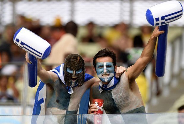 
                <strong>Verrückt, sexy, skurril: Fans in Brasilien</strong><br>
                Das ist Sparta! Die zwei Krieger schreien ihre griechische Nationalmannschaft zum ersten Einzug in das WM-Achtelfinale überhaupt.
              