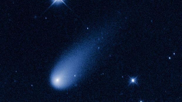 Extrem heller Komet rast Richtung Erde.