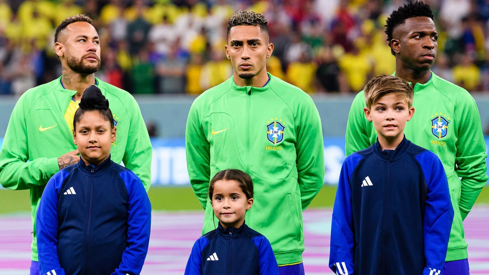 
                <strong>Gruppe G: Brasilien</strong><br>
                Auch Brasilien bucht den Achtelfinalplatz vorzeitig. Die als WM-Favorit gehandelten Südamerikaner gewinnen ihre ersten beiden Spiele und sind Erster. Im letzten Gruppenspiel setzen die Südamerikaner den Platz an der Spitze mit einer 0:1-Niederlage gegen Kamerun nochmal aufs Spiel, letztlich reicht es aber gerade so zum Gruppensieg. Als Belohnung gibt es Südkorea im Achtelfinale.
              