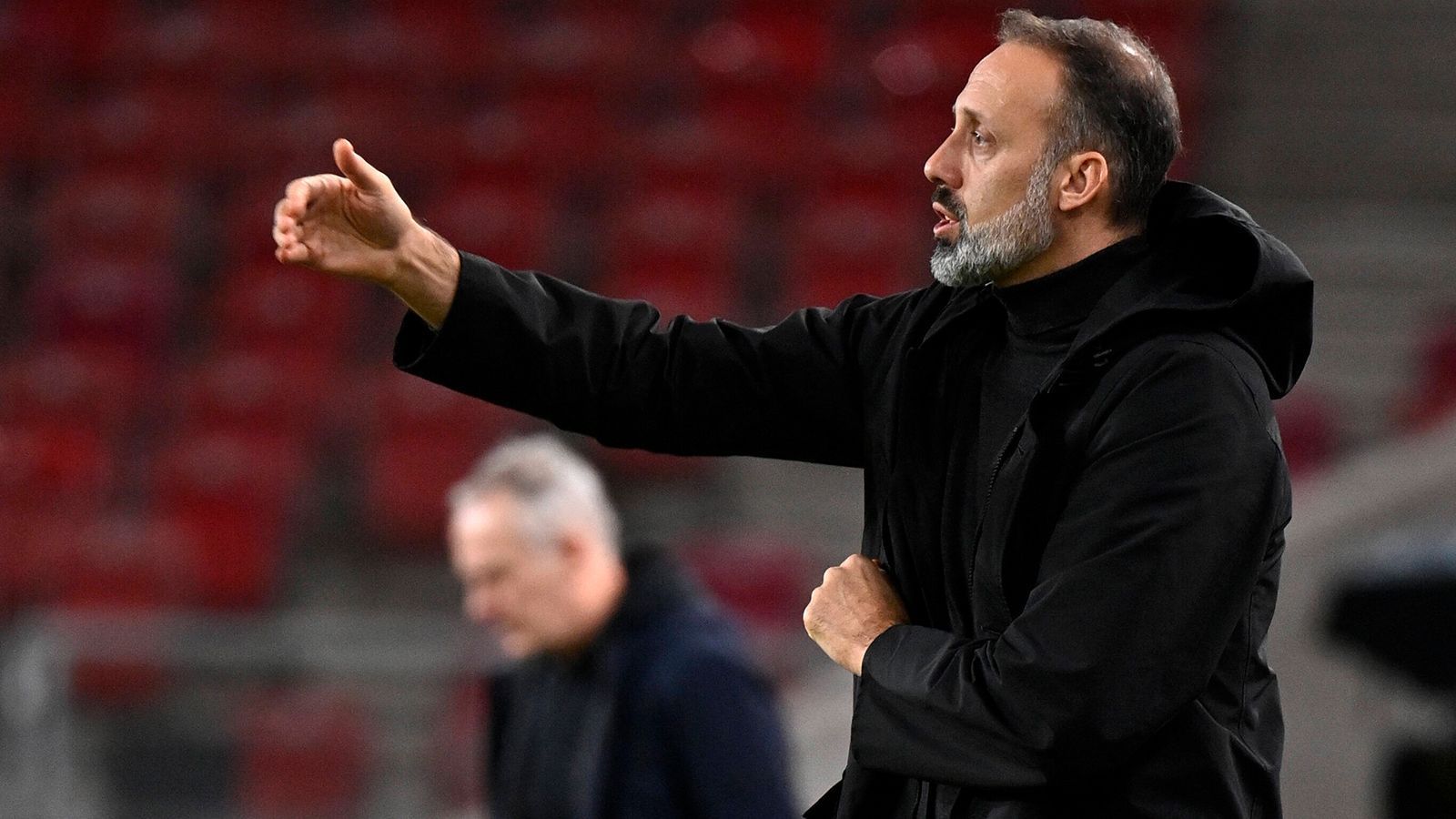 
                <strong>VfB Stuttgart: Pellegrino Matarazzo (Vertrag bis 2022)</strong><br>
                Erfolgreicher hätte man sich die Rückkehr in die Bundesliga beim VfB nicht erträumen können. Und das liegt auch am Trainer, der den Verein in der 2. Liga stabilisierte, eine konstant gute Spielweise etablierte und ein sensationelles Geschick für den Umgang mit jungen Spielern mitbrachte. Im Mai verlängerte der VfB erst den Vertrag mit Matarazzo. Sollte es im neuen Jahr so weitergehen, ist eine weitere Verlängerung nur eine Frage der Zeit.
              