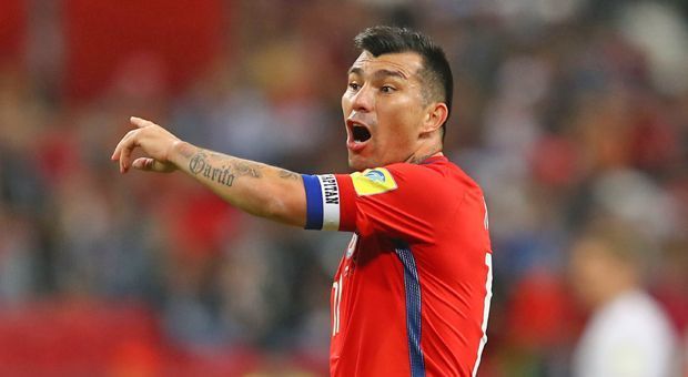 
                <strong>Gary Medel (Chile)</strong><br>
                Bei Inter Mailand vor allem im defensiven Mittelfeld eingesetzt, ist Gary Medel in der Nationalmannschaft der Abwehrchef. Mit gerade mal 1,71 Meter hat er zwar nicht gerade die optimale Größe für einen Innenverteidiger. Doch das macht der 29-Jährige mit seinem Einsatz und seiner Härte mehr als wett. Medel ist das Paradebeispiel des chilenischen Kriegers.
              