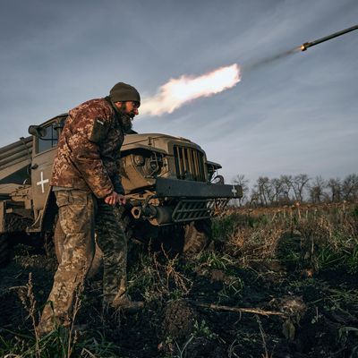 Ein Mehrfachraketenwerfer des ukrainischen Militärs feuert Raketen ab. 