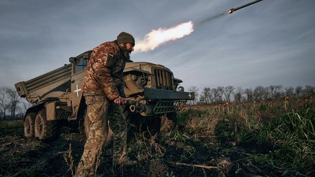 Ein Mehrfachraketenwerfer des ukrainischen Militärs feuert Raketen ab. 