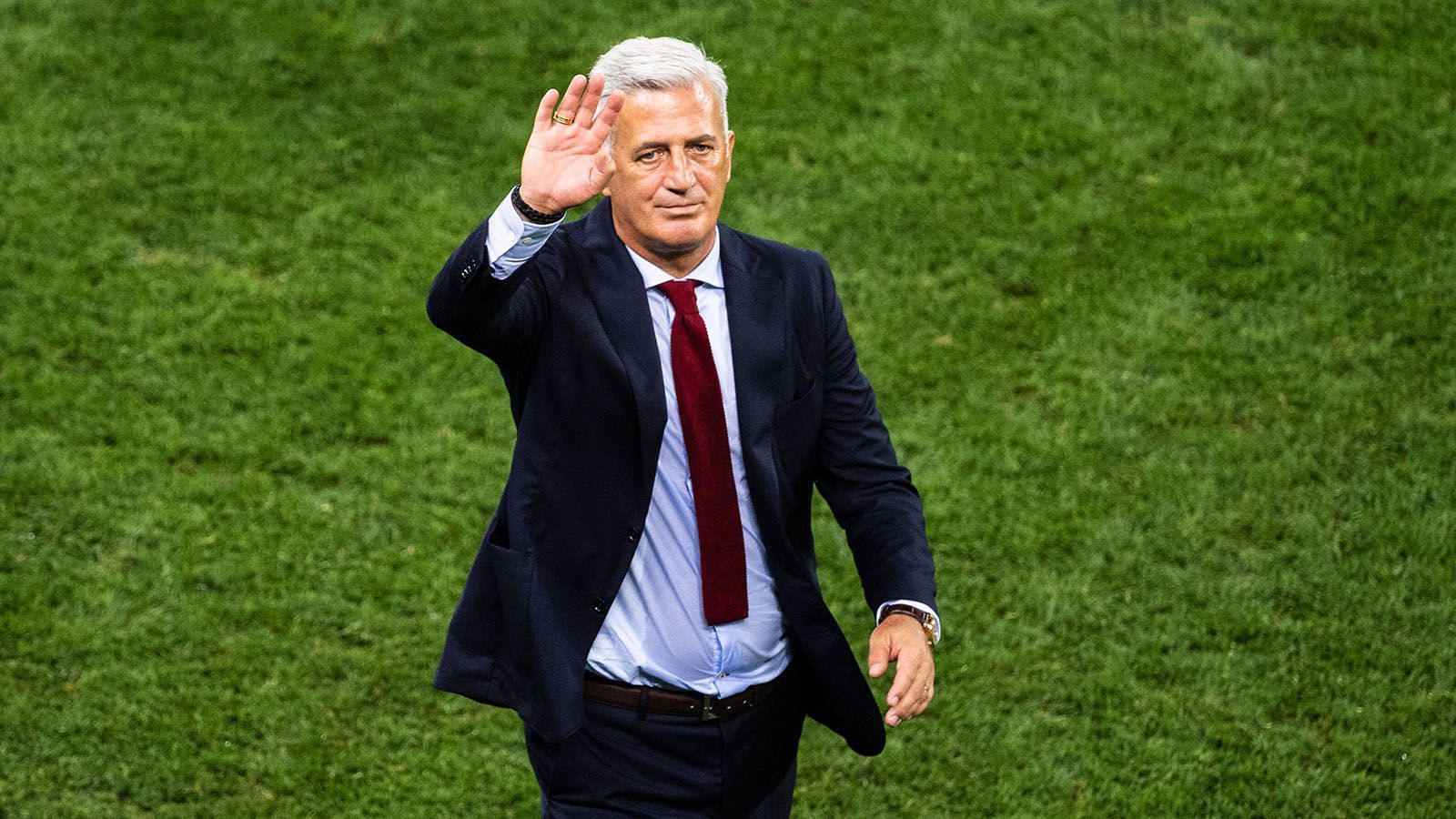 
                <strong>Vladimir Petkovic (Trainer)</strong><br>
                Doch seine zurückhaltende Art kam bislang in der viersprachigen Schweiz nicht wirklich gut an. Das Boulevardblatt "Blick" kritisierte ihn regelmäßig und auch in der Schweizer Bevölkerung genoss Petkovic bis dato kein wirklich gutes Ansehen, teilweise offenbar auch aufgrund seiner Balkan-Wurzeln. Kann er nun im EM-Viertelfinale sein Team erneut so gut einstellen, wie es gegen Frankreich der Fall war?
              