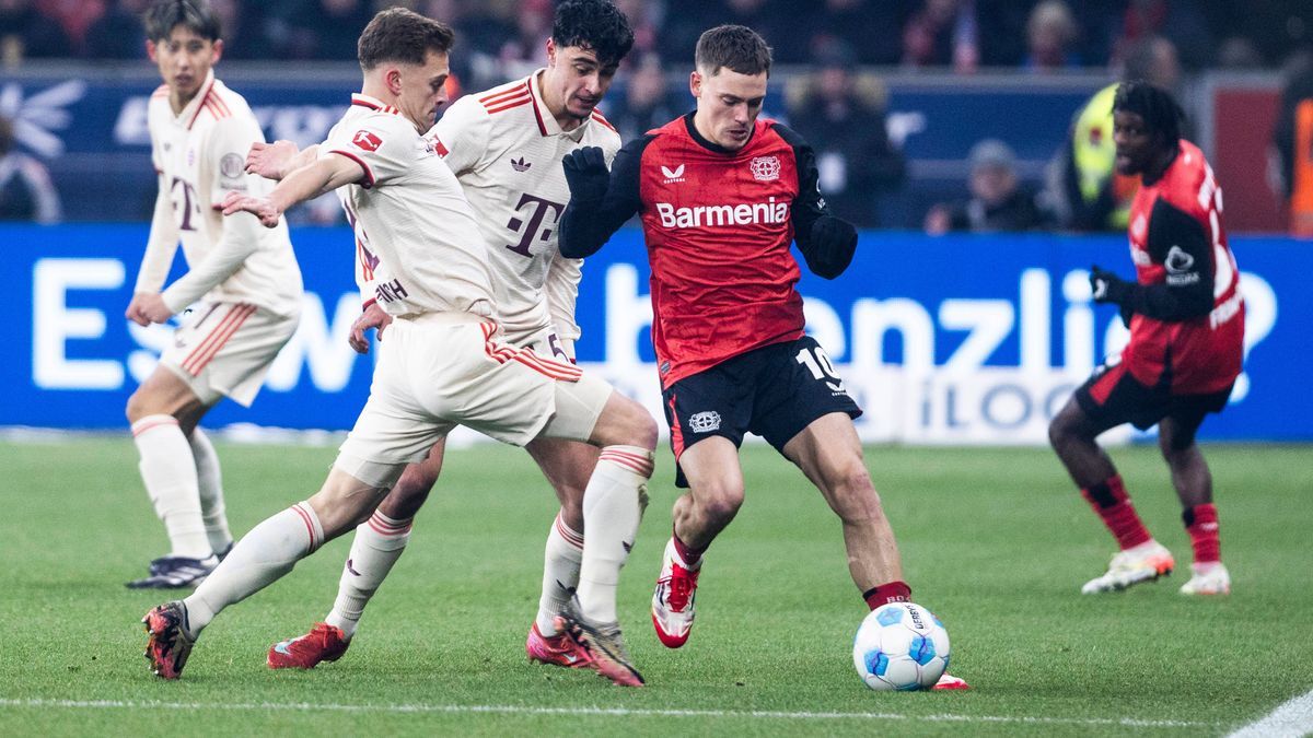 Leverkusen, Bayarena, 15.02.2025: Florian Wirtz of Leverkusen (R) challenges Aleksandar Pavlovic of FC Bayern Muenchen during the 1.Bundesliga match between Bayer 04 Leverkusen v. FC Bayern Muenche...