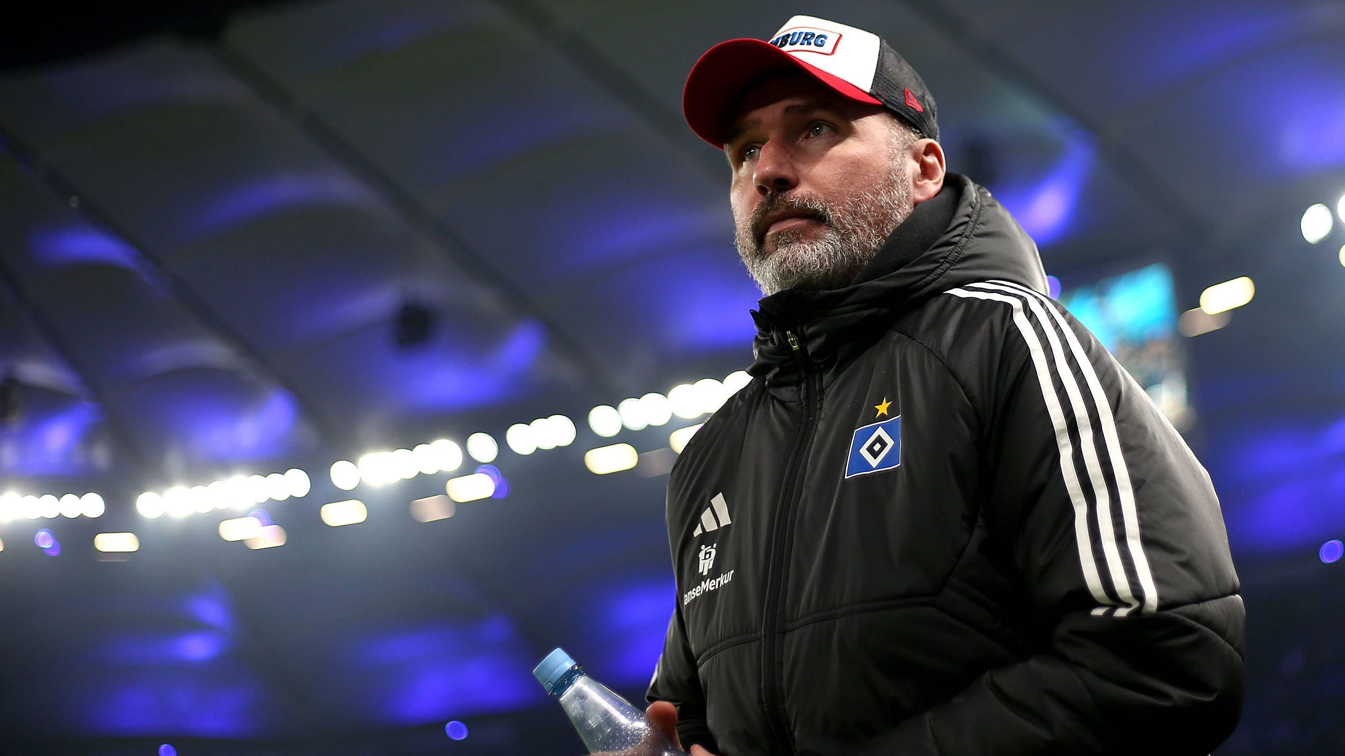 <strong>Tim Walter</strong><br>Mitte Februar musste Tim Walter seine Sachen in Hamburg packen. Beim HSV und dem VfB Stuttgart war der 48-Jährige zuletzt bei zwei großen Traditionsvereinen mit viel Strahlkraft tätig. Vielleicht läge dem gebürtigen Bruchsaler ein "kleinerer" Verein wie Freiburg wieder besser - so wie Holstein Kiel, wo Walter von 2018 bis 2019 tätig war.