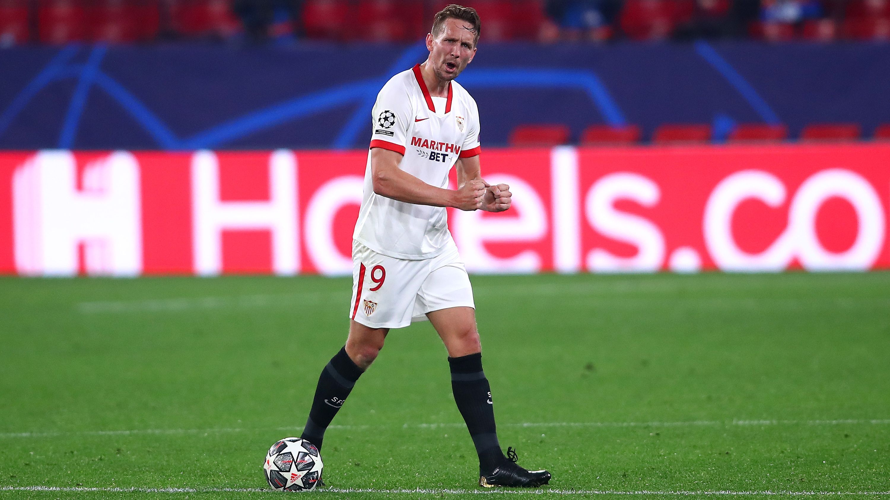 
                <strong>FIX: Luuk de Jong vom FC Sevilla zum FC Barcelona</strong><br>
                Um die entstandene Lücke im Angriffszentrum zu schließen, verpflichteten die Katalanen etwas überraschend Mittelstürmer Luuk de Jong vom FC Sevilla. Der ehemalige Spieler von Borussia Mönchengladbach wird für eine Saison ausgeliehen. Barcelona übernimmt das volle Gehalt und soll dann über eine Kaufoption verfügen. Trainer Ronald Koeman kennt den 31-Jährigen bereits bestens aus seiner vorherigen Trainerstation bei der niederländischen Nationalmannschaft. Erste Wahl soll de Jong aber nicht gewesen sein.
              