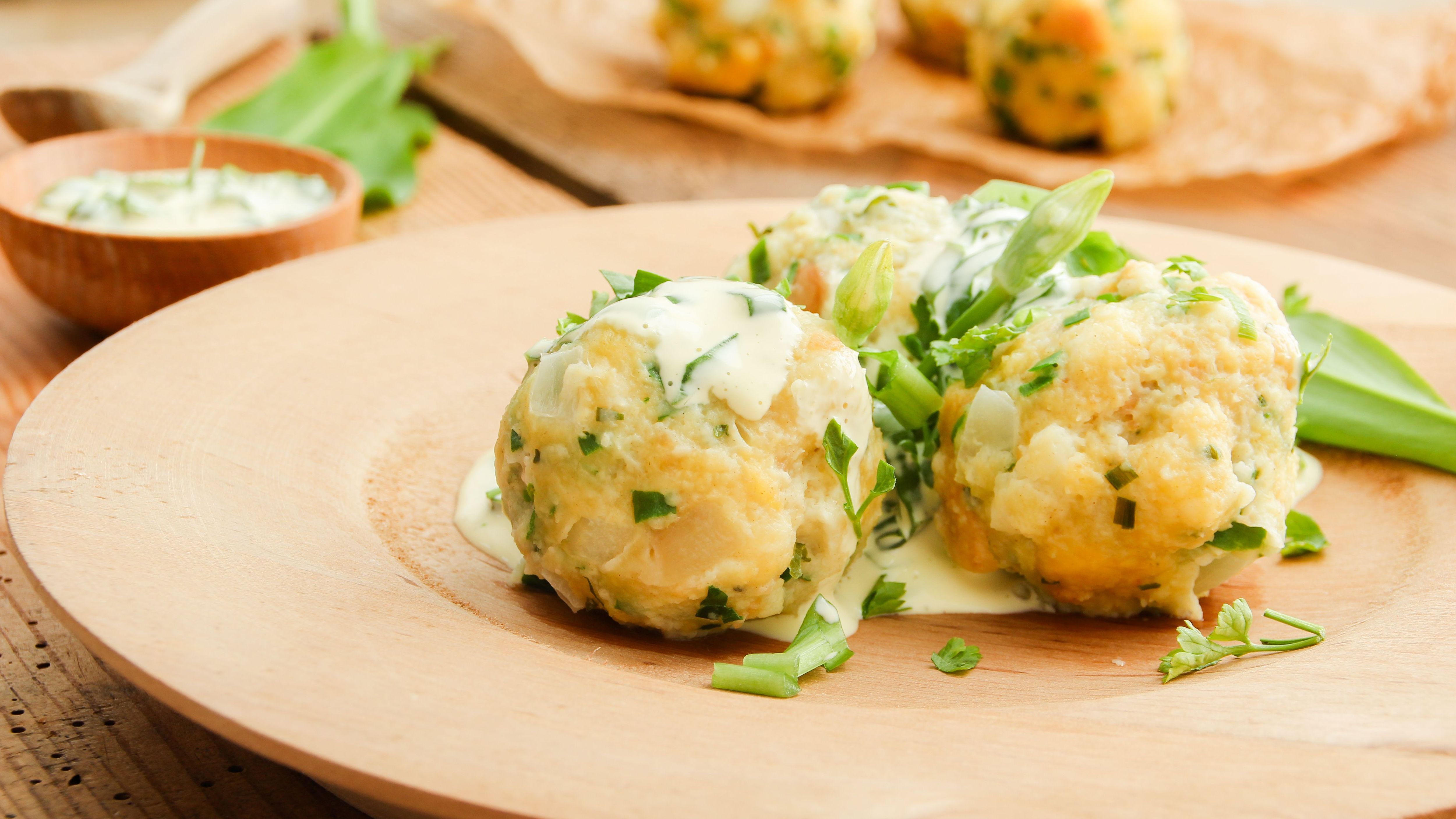 Bärlauch-Semmelknödel: Einfaches Sommer-Rezept nach Omas Art