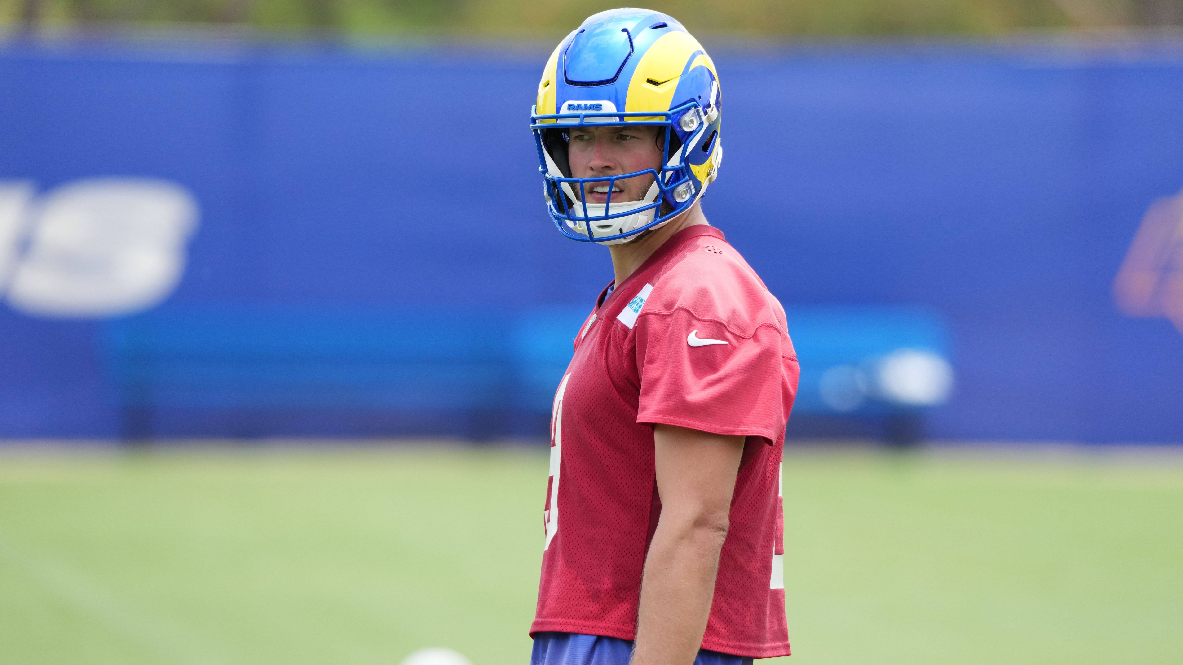 <strong>Matthew Stafford (Los Angeles Rams)</strong><br><em>Stafford hat seit Beginn der Saisonvorbereitung mit einem Bandscheibenvorfall zu kämpfen. Ob er in Woche 1 überhaupt spielen kann? "Ich kann nicht in die Zukunft sehen, aber wenn ich mir die letzte Woche anschaue, fühlt es sich gut an", sagte Head Coach Sean McVay.&nbsp;"Es gibt nichts, was mich glauben lassen würde, dass er nicht bereit sein wird, gegen die Texans zu spielen - außer wir haben einen unvorhergesehenen Rückschlag."</em>