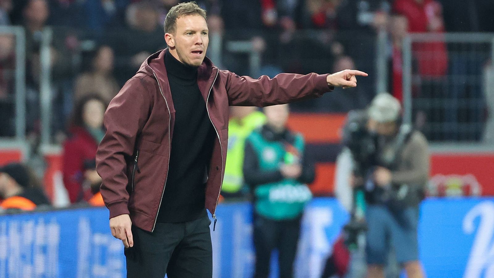 
                <strong>Julian Nagelsmann (vereinslos)</strong><br>
                Julian Nagelsmann steht bei den "Spurs" wohl weiterhin hoch im Kurs. Laut "The Times" hat Tottenham die Verhandlungen mit dem Ex-Bayern-Trainer wieder aufgenommen. Der 35-Jährige wünsche sich jedoch erst Klarheit auf der Sportdirektor-Position, die in Tottenham vakant ist, seit Fabio Paratici im April zurückgetreten war. Wie die englische Zeitung berichtet, hat Nagelsmann Klub-Eigentümer Daniel Levy bereits Vorschläge für die Nachfolge des Italieners gemacht. Unter den Wunschkandidaten soll auch Markus Krösche, derzeit Sportvorstand bei Eintracht Frankfurt, sein. Nagelsmann kennt den 42-Jährigen aus der gemeinsamen Zeit bei RB Leipzig, als der Verein unter anderem das Halbfinale der Champions League erreichte.
              