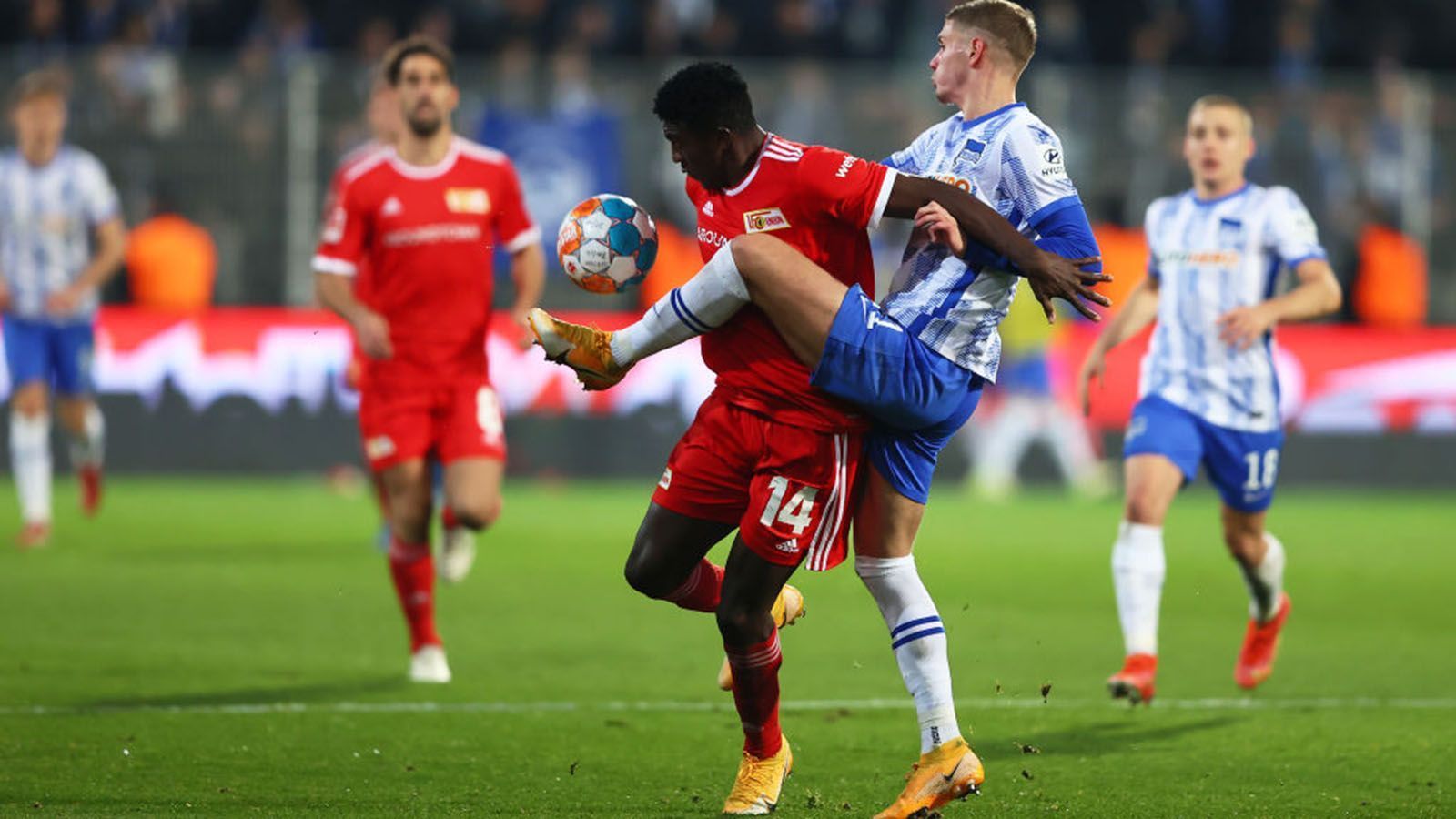 
                <strong>Berlin-Derby: Die Bilder des Spiels</strong><br>
                In der zweiten Hälfte versucht Hertha einiges, um den Rückstand wieder wettzumachen, doch Union stellt sich mit voller Wucht dagegen und lässt nur wenig zu. 
              