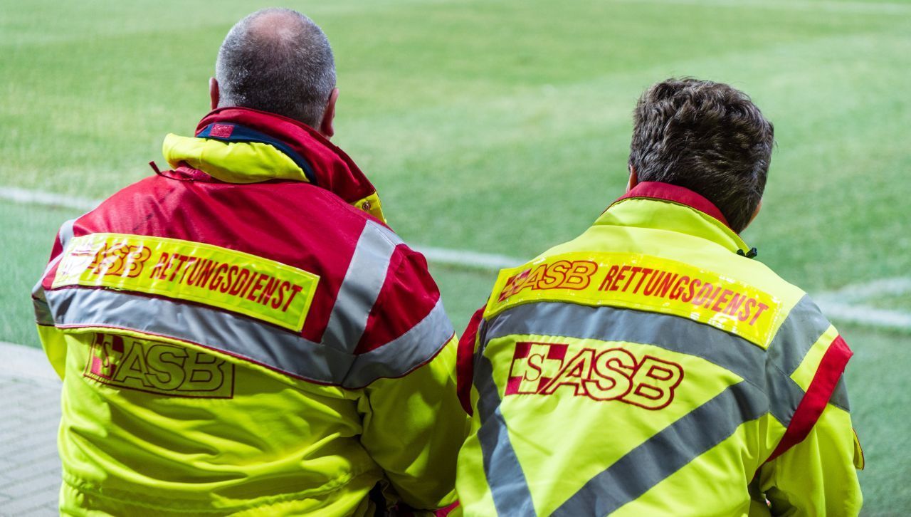 Werde Rettungssanitäter:in, zum Beispiel bei Fußballspielen im Stadion.