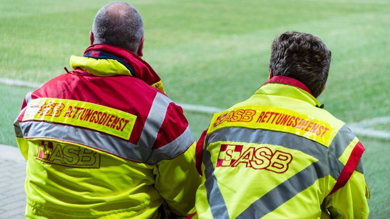 Werde Rettungssanitäter:in, zum Beispiel bei Fußballspielen im Stadion.