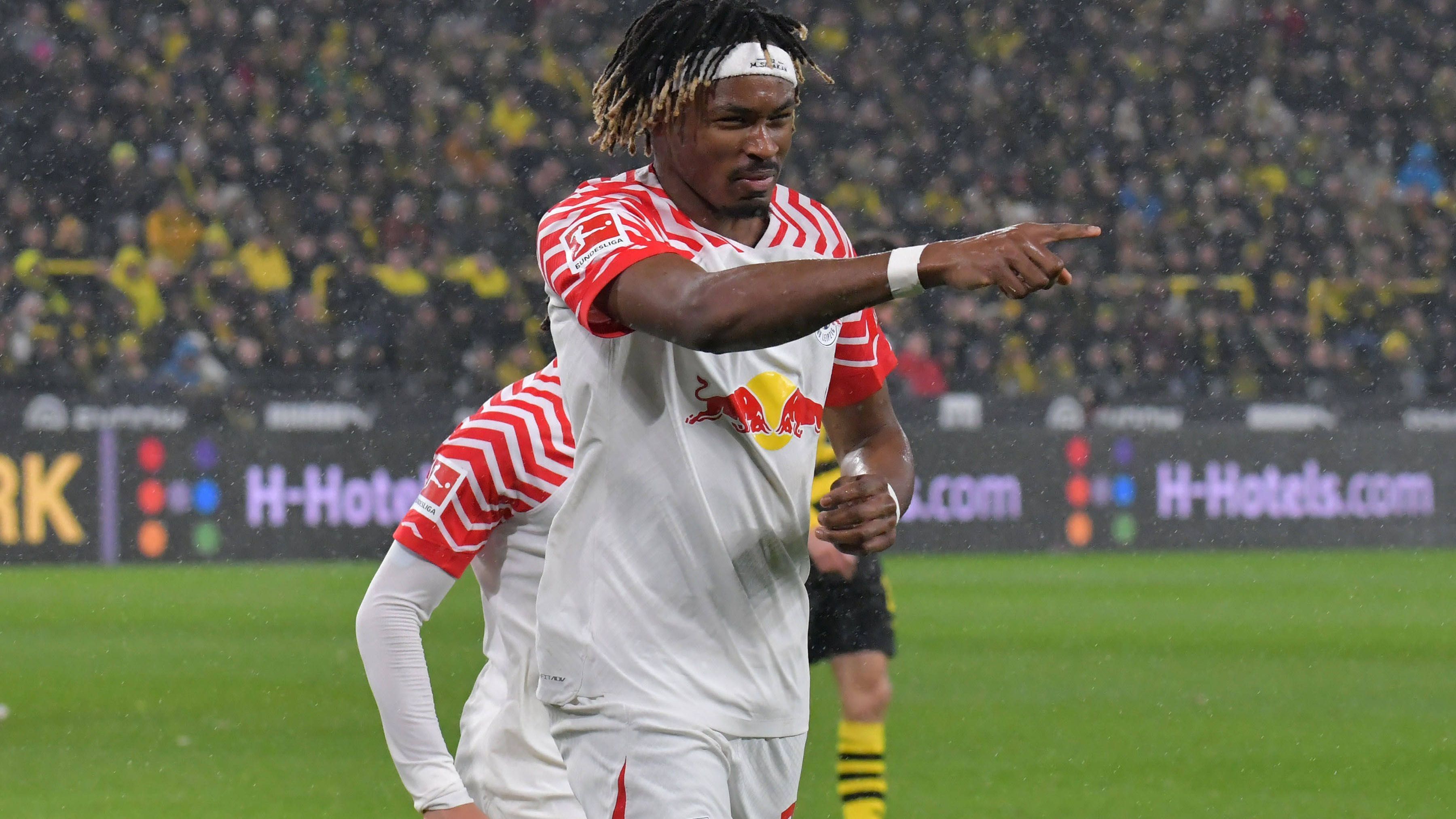 <strong>Mohamed Simakan (RB Leipzig)</strong><br>In der Defensive kaum mal gefordert, kann sich der Franzose sehr oft mit nach vorne einschalten. So ist er beim zwischenzeitlichen 1:0 der Leipziger jener Mann, der mit dem Eigentorschützen Bensebaini ins Luftduell geht und damit entscheidenden Einfluss auf den Treffer hat. <strong>ran-Note: 2</strong>