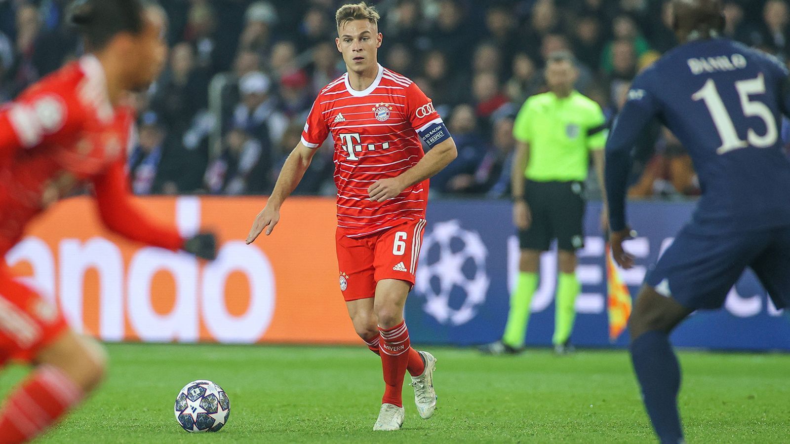 
                <strong>Joshua Kimmich (FC Bayern München)</strong><br>
                Aggressiv und konsequent in seinen Zweikämpfen. Ist in der Zentrale eindeutig der Chef. Sein Schuss aus rund 20 Metern in der 43. Minute darf fast als bis dahin klarste Bayern-Chance gewertet werden. Verbeißt sich in der zweiten Halbzeit immer mehr in seine Gegner, lässt aber einiges vom PSG-Offensivwirbel zu ungefiltert auf die bayerische Innenverteidigung durch. ran-Note: 3
              