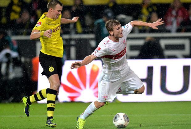 
                <strong>Borussia Dortmund - VfB Stuttgart 6:1</strong><br>
                Kurz vor dem Pausenpfiff ist die Aufregung jedoch nochmal groß. Kevin Großkreutz (l.) und Timo Werner (r.) "begegnen" sich im BVB-Strafraum. Foul oder kein Foul? Die Situation ist unübersichtlich. Florian Meyer entscheidet sich gegen den Strafstoß
              