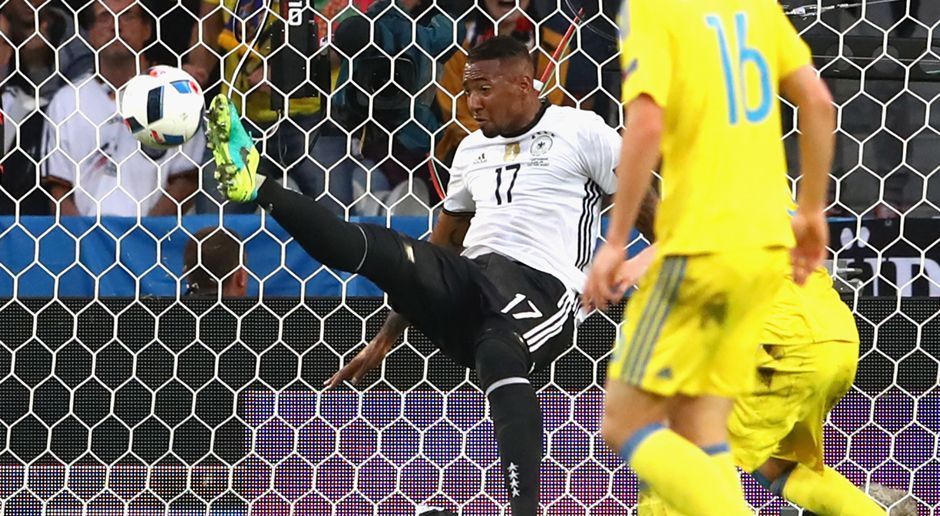 
                <strong>Jerome Boateng</strong><br>
                Nach dieser Parade gegen die Ukraine bei der EURO 2016 wollten nicht wenige Deutsche Jerome Boateng liebend gern als ihren Nachbar haben. Vermutlich sogar Alexander Gauland.
              