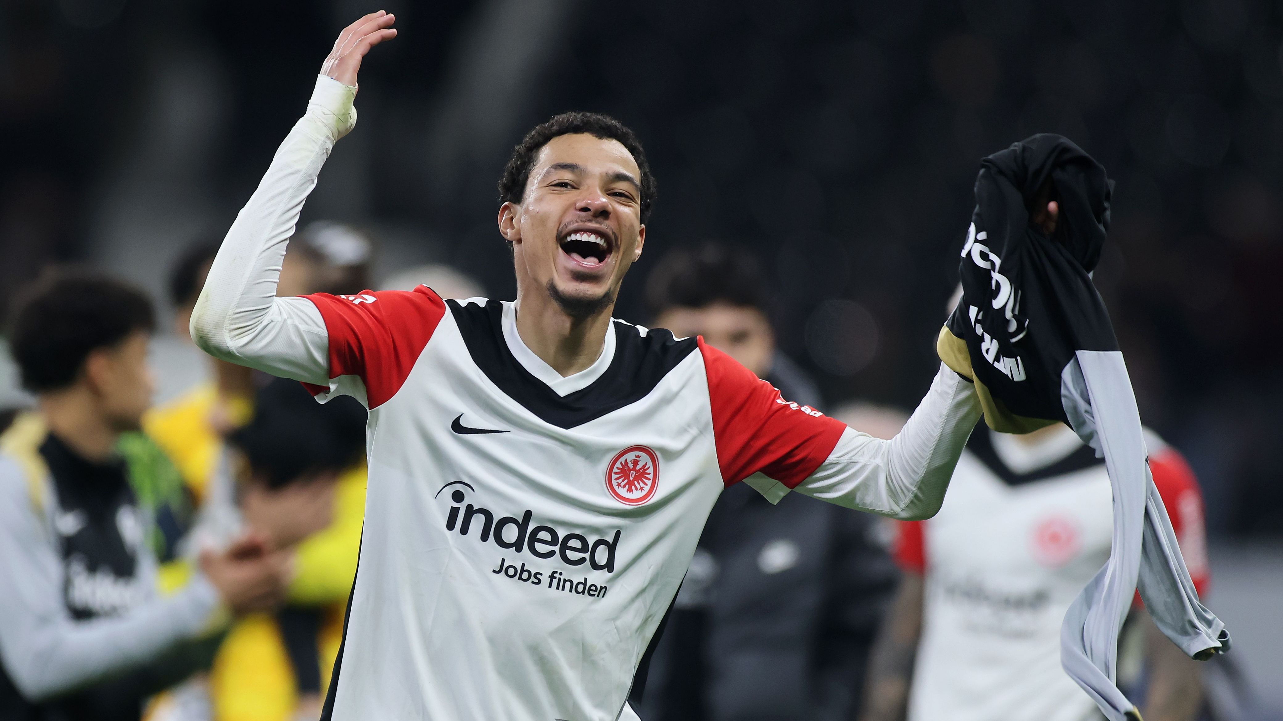 <strong>Hugo Ekitike (Eintracht Frankfurt)</strong><br>... demnach sollen die "Blues" bereit sein, zwischen 80 und 100 Millionen Euro für den französischen U21-Nationalspieler auf den Tisch zu legen. Neben Chelsea sollen auch der FC Liverpool und der FC Arsenal Interesse am 22-Jährigen haben, der nach einer halbjährigen Leihe vor der abgelaufenen Saison für 16,5 Millionen Euro fix von Paris St. Germain verpflichtet wurde.